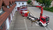 WLF-K1 mit ausgefahrenem Kranarm und montiertem Arbeitskorb